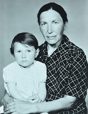 Четырёхлетняя Валя на руках у мамы, 1986 г.